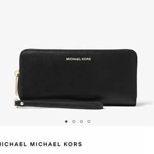 Micheal Kors Leather Continental Wristlet